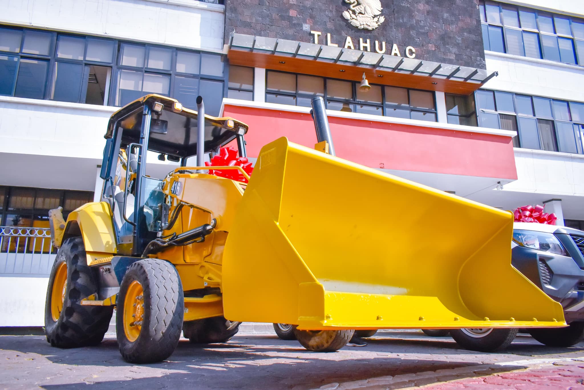 Alcaldía Tláhuac estrena ambulancia, retroexcavadoras y camiones de volteo