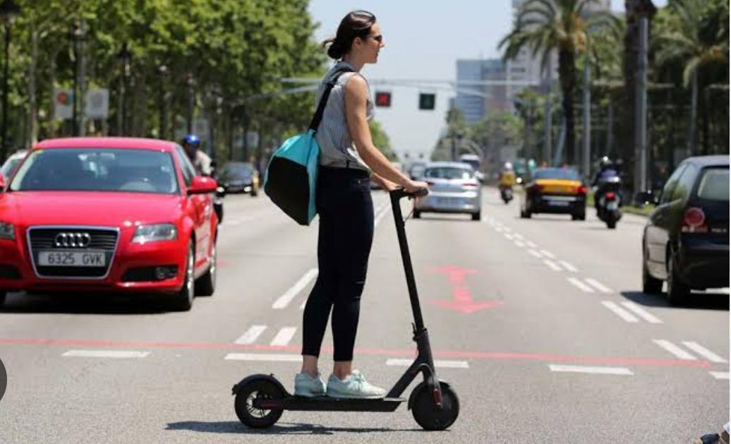 Patines y motos eléctricas deberán portar tarjeta de circulación y placas